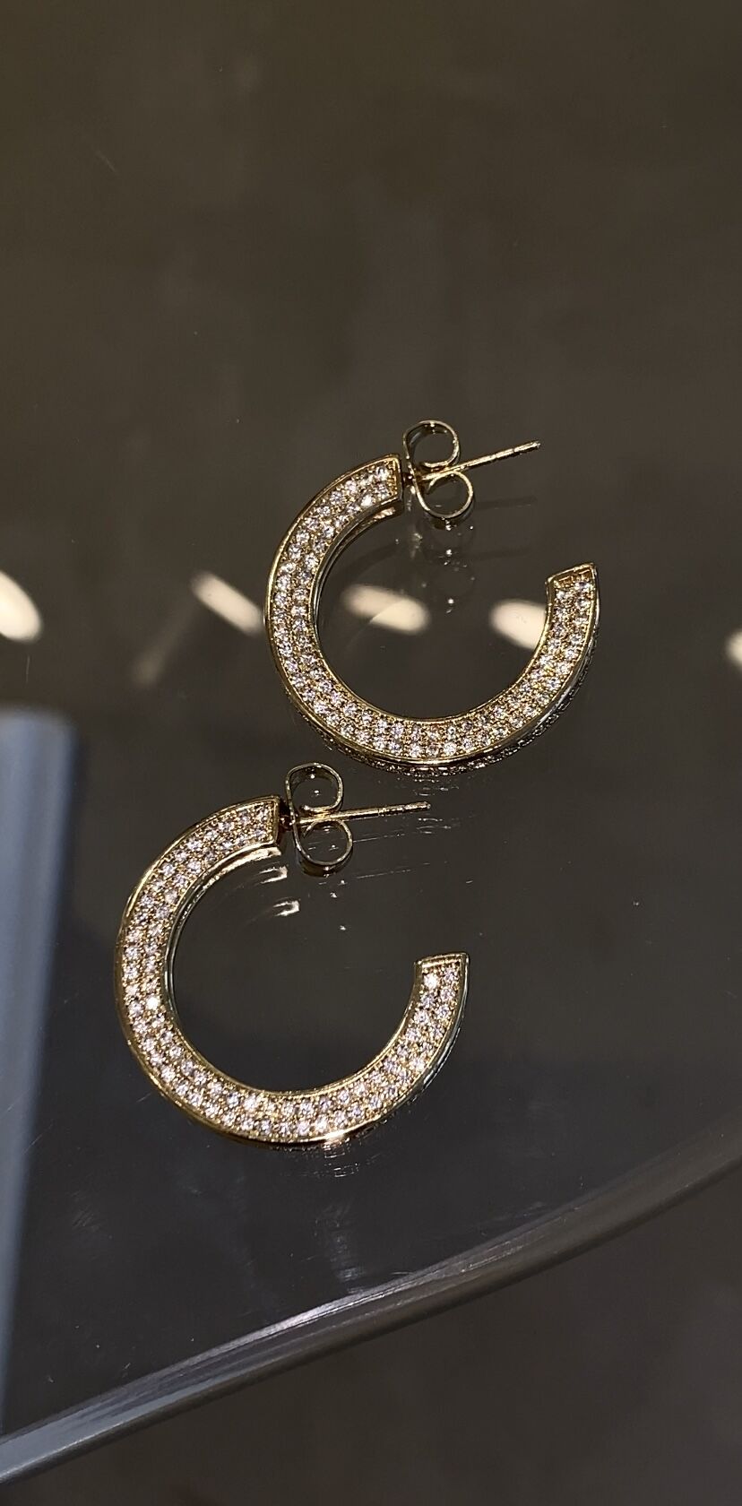 Halka küpe taşlı gold renk