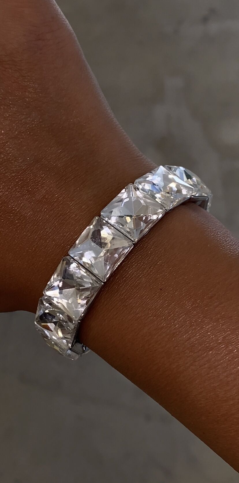 Kare kesim esnek taşlı bileklik