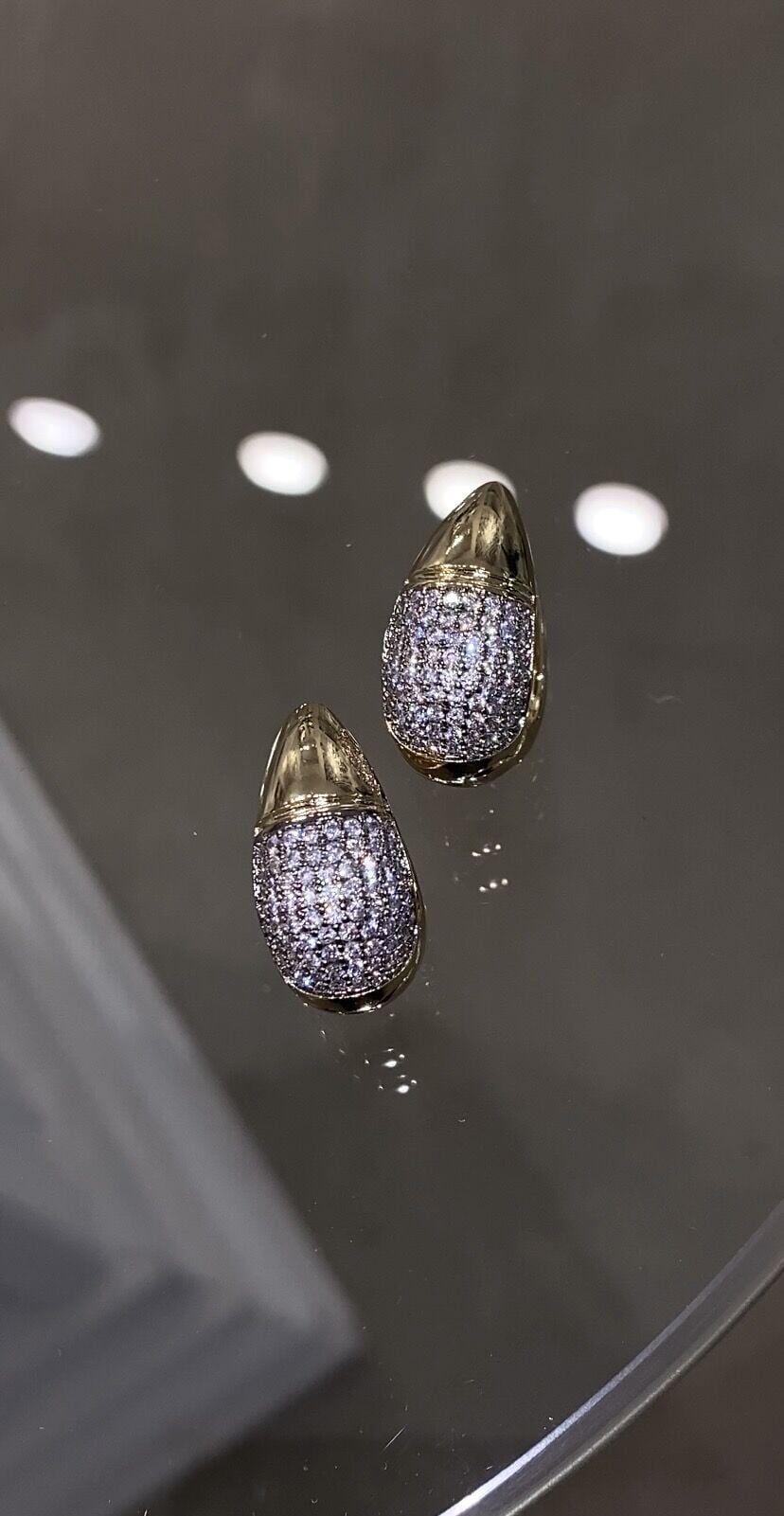 Çift renkli taşlı gold küpe