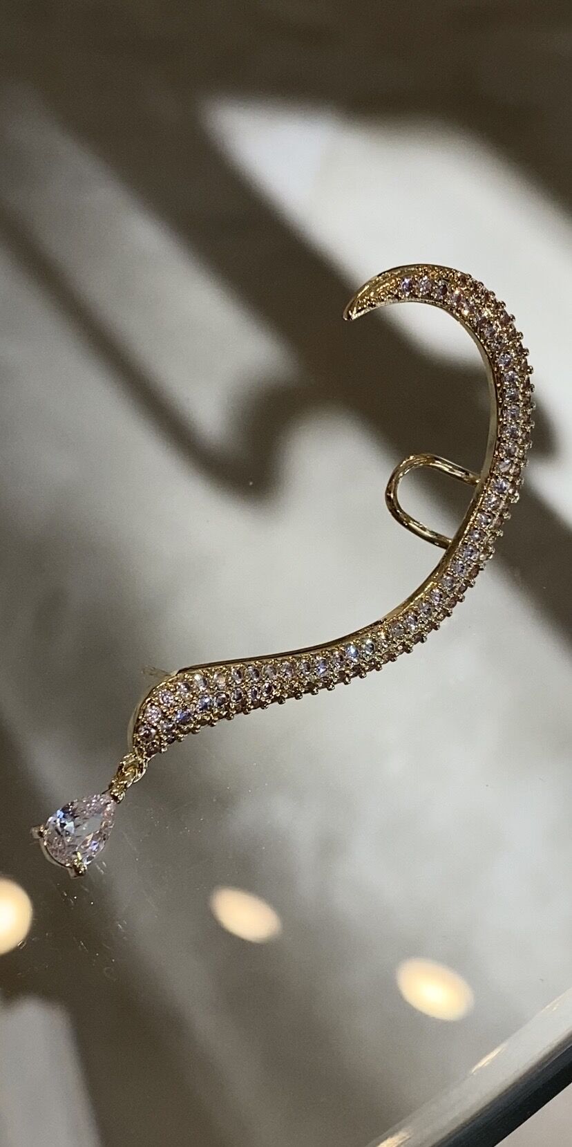 Taşlı kıkırdak küpe gold renk