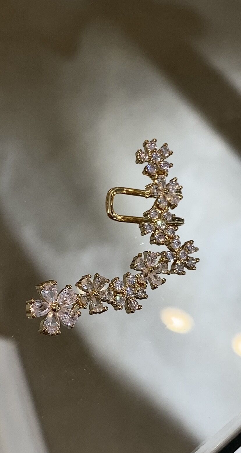 Taşlı kıkırdak küpe gold renk