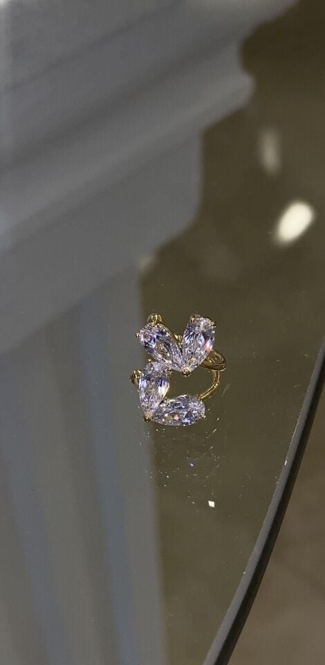 Taşlı kıkırdak küpe gold renk