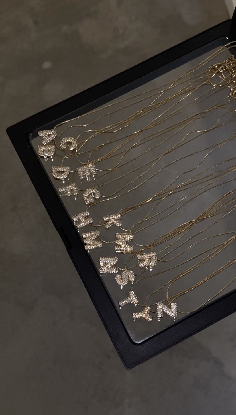 Minimal çelik taşlı harf kolye gold renk