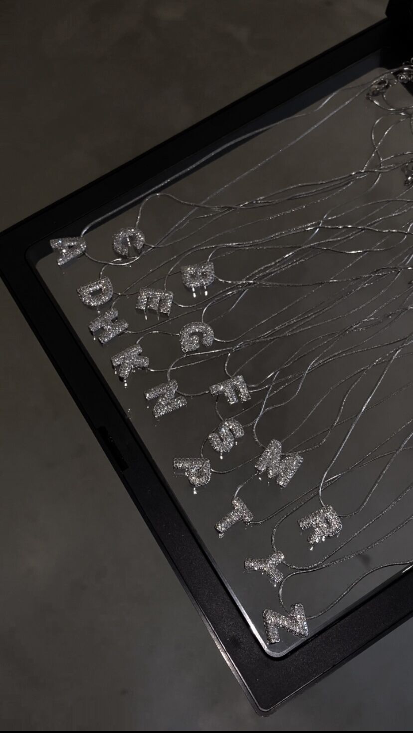 minimal taşlı çelik harf kolye