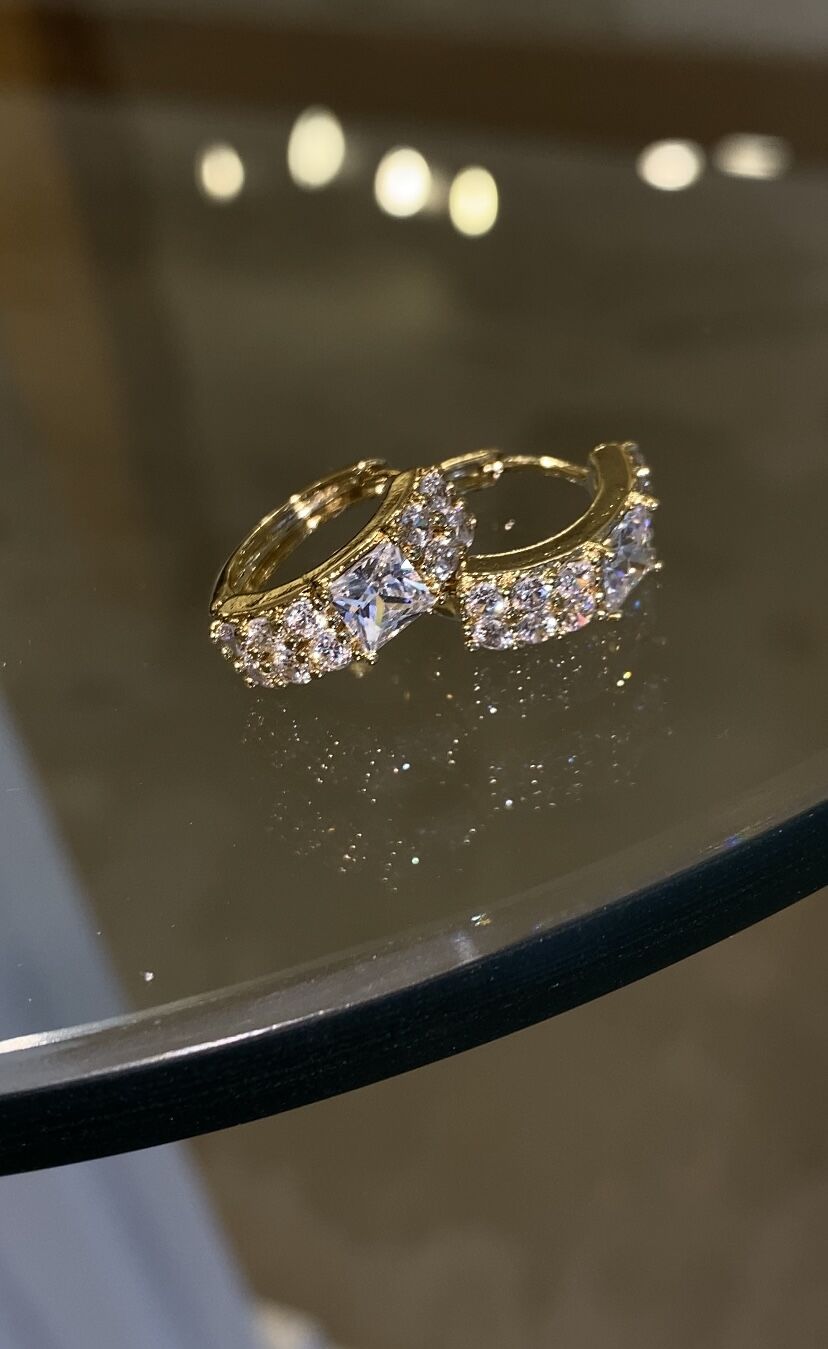 Taşlı halka küpe gold renk