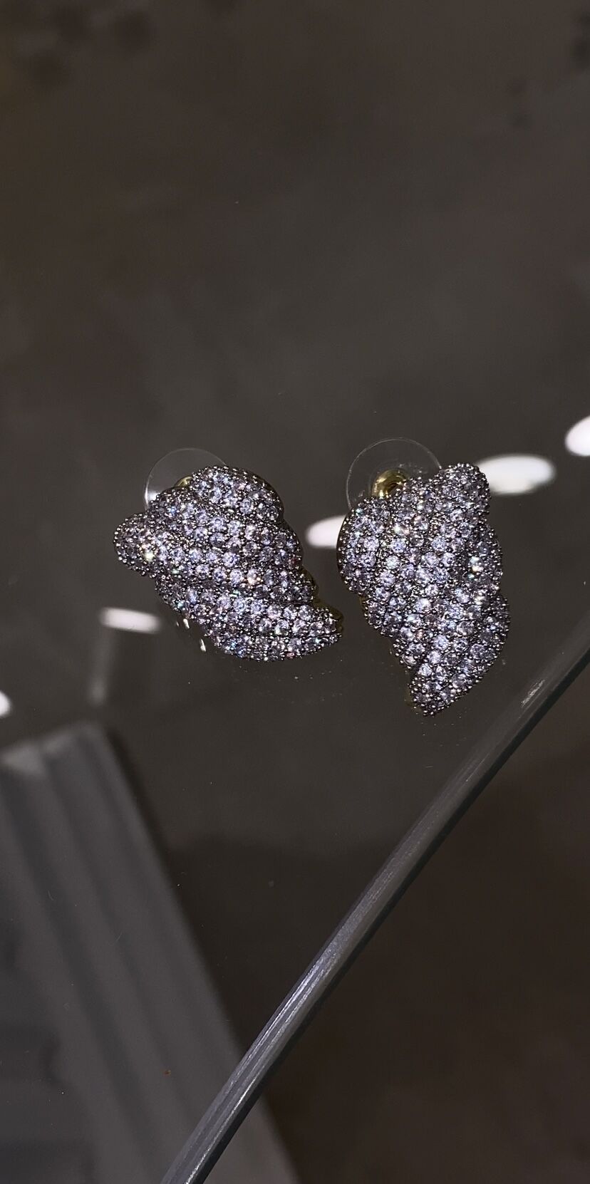 Çift renkli ithal taşlı küpe