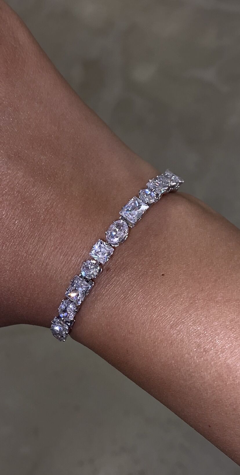 Taşlı kelepçe bileklik gümüş renk