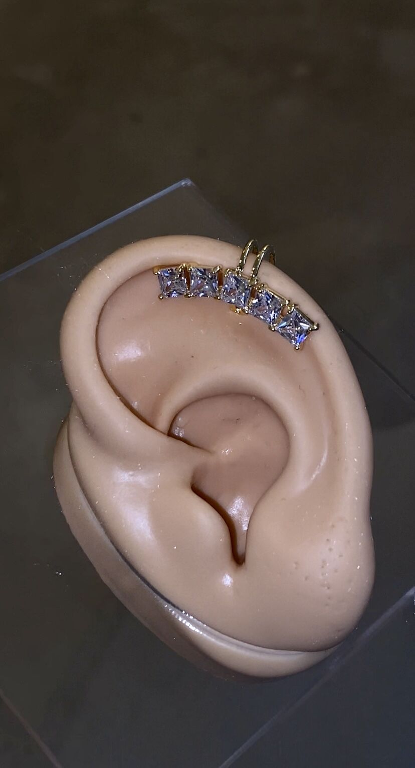 Taşlı kıkırdak küpe gold renk