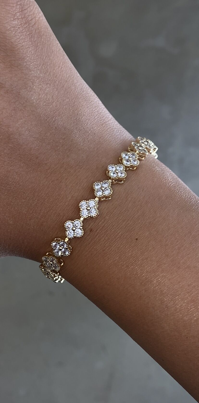 Taşlı yonca bileklik gold renk