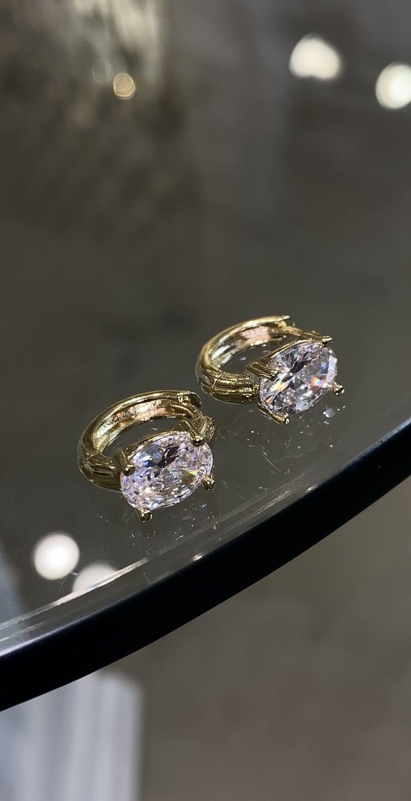 Oval kesim gold taşlı küpe