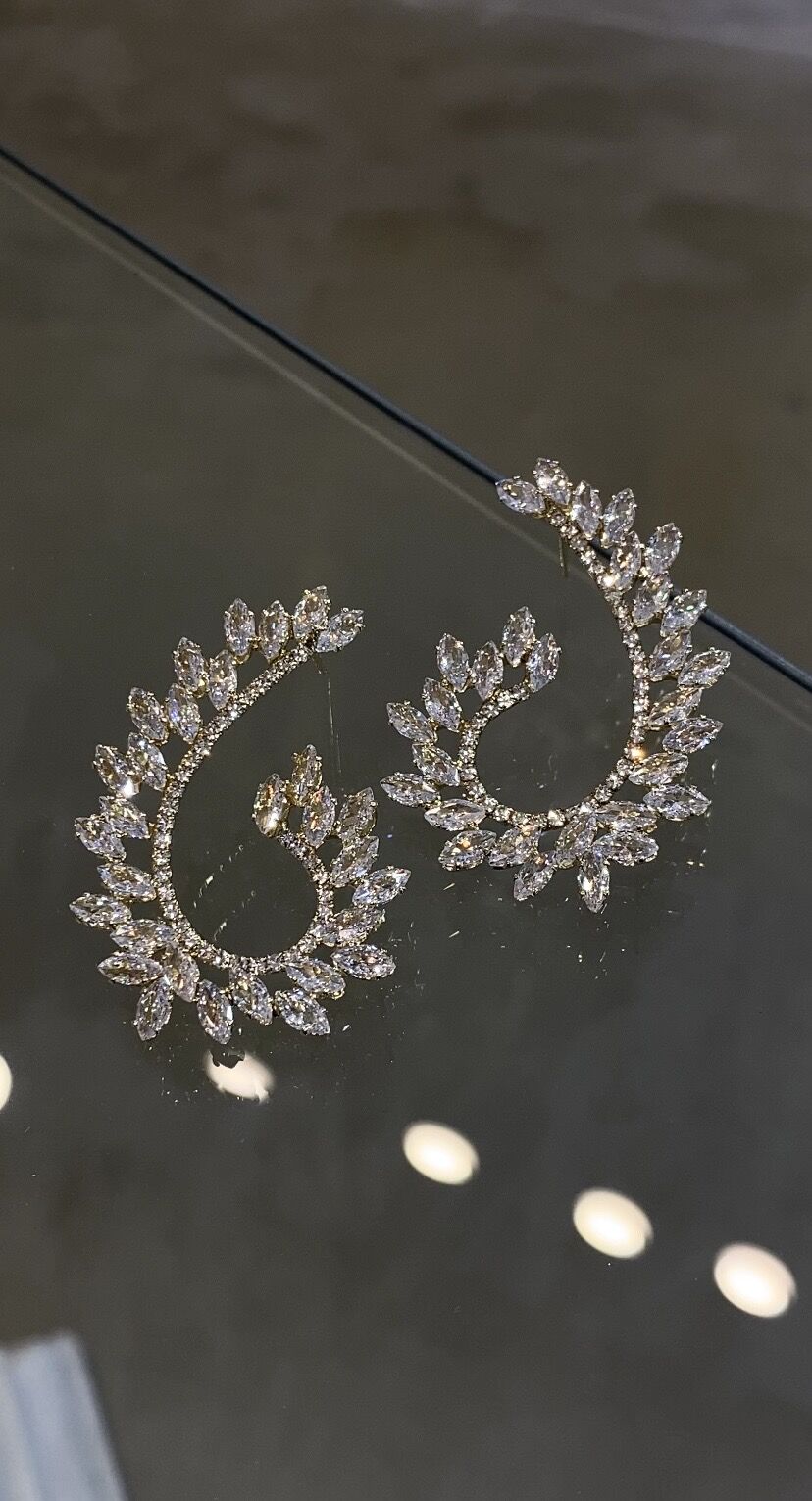 Taşlı gold renk küpe
