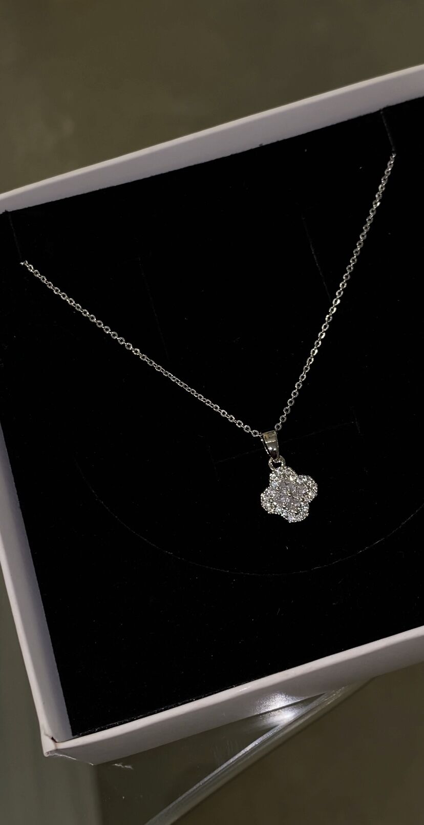 Minimal taşlı yonca kolye