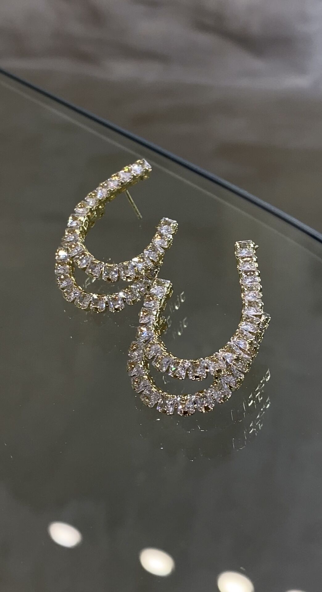 Taşlı baget küpe gold renk
