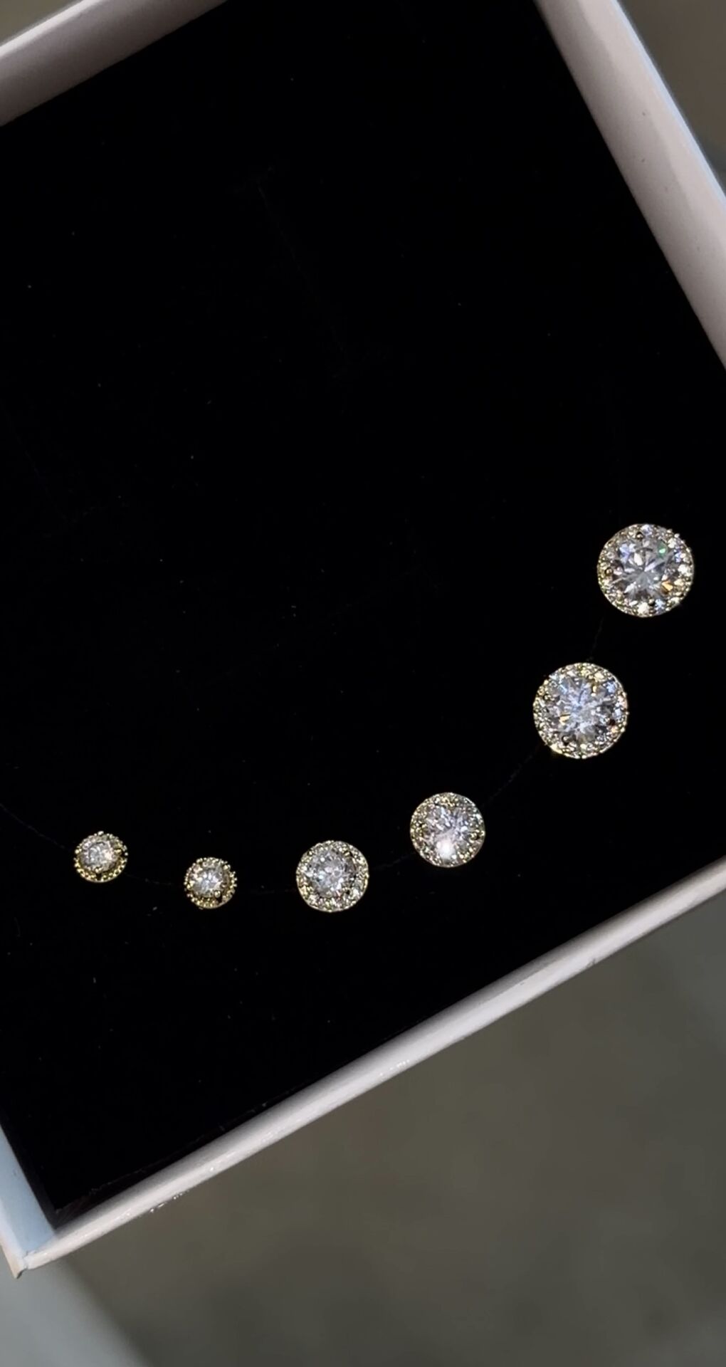 Yuvarlak gold taşlı set küpe