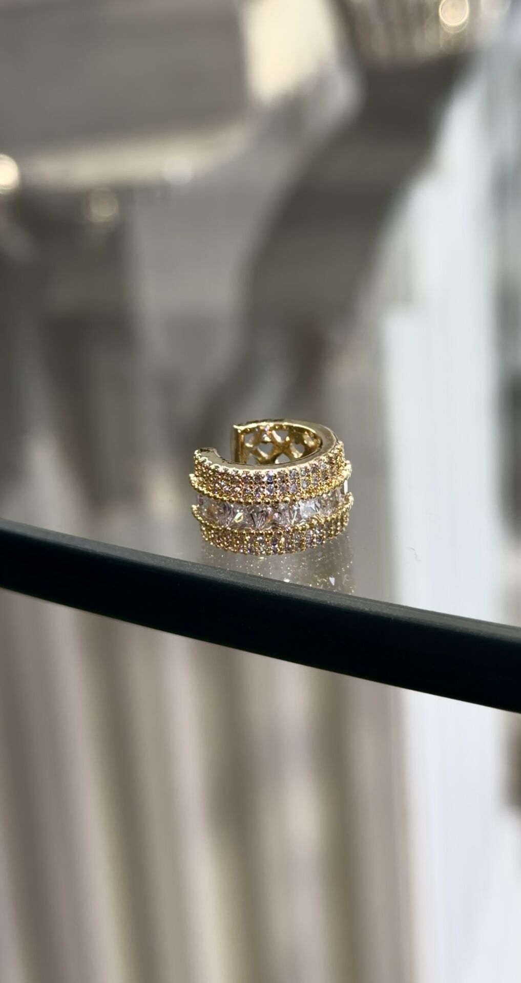 Taşlı kıkırdak küpe gold renk