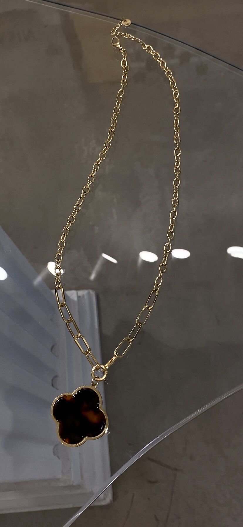 Leopar detaylı yonca kolye