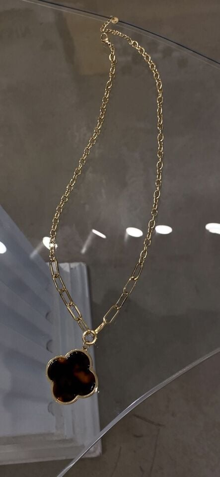 Leopar detaylı yonca kolye