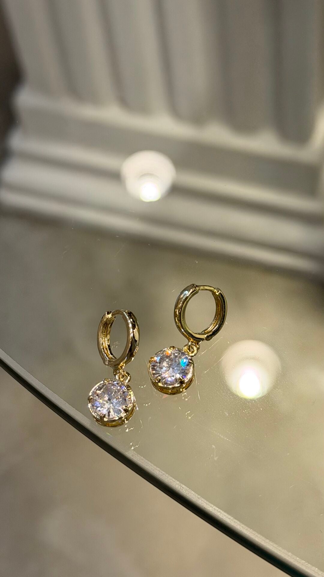 Taşlı gold küpe