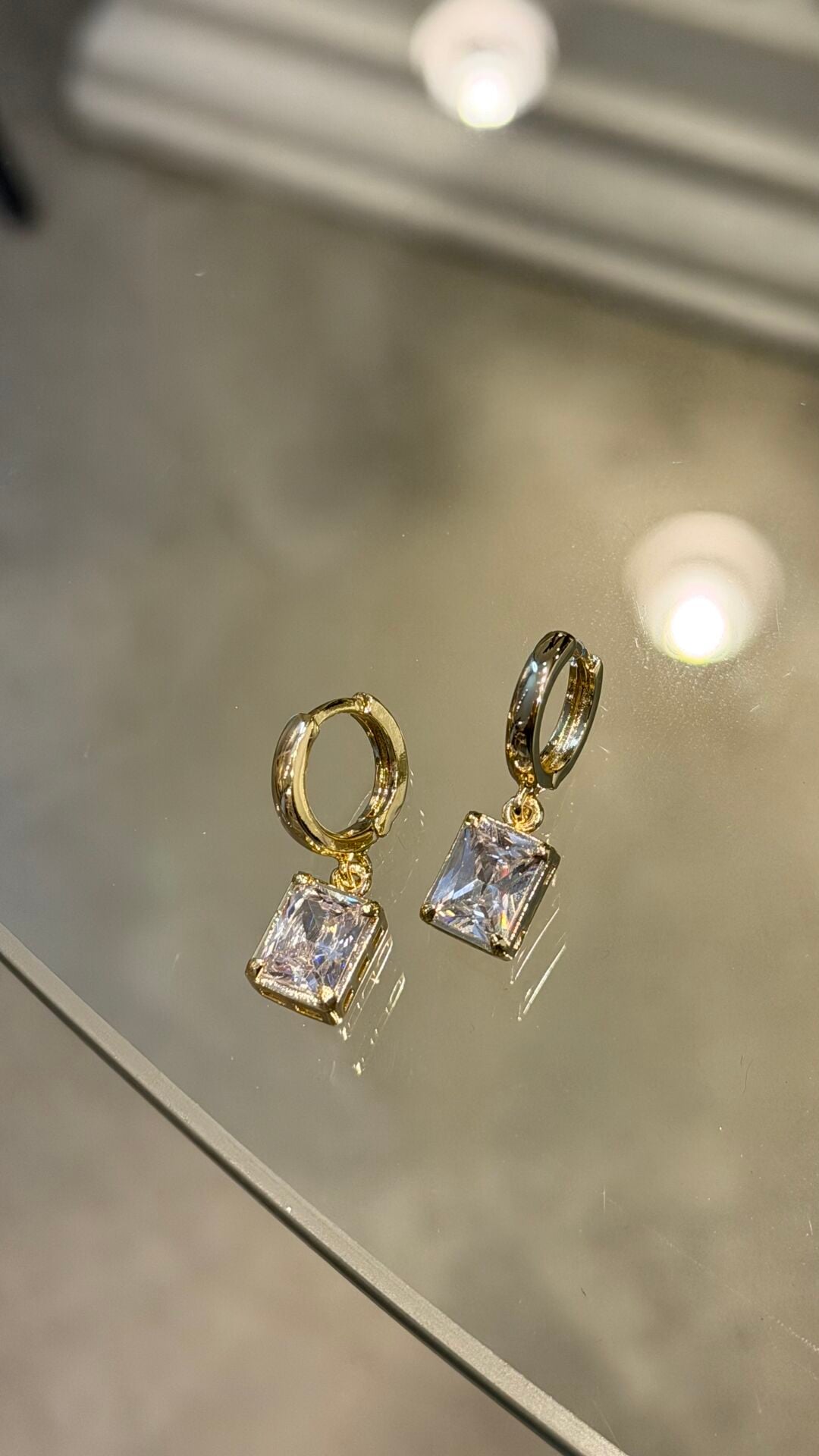 Baget kesim taşlı gold küpe