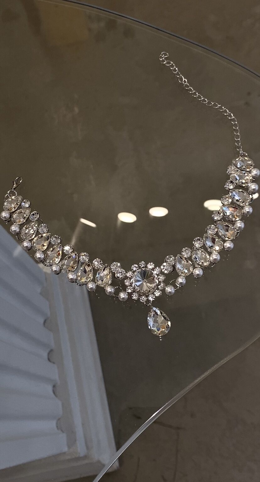 İnci detaylı taşlı choker kolye