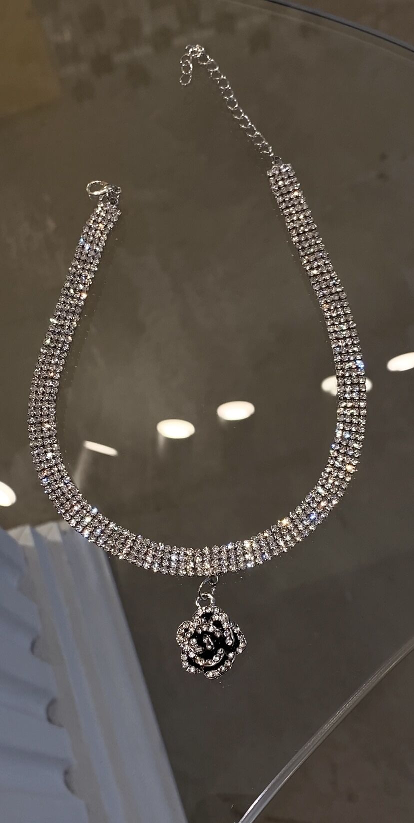 Gül detaylı taşlı choker kolye