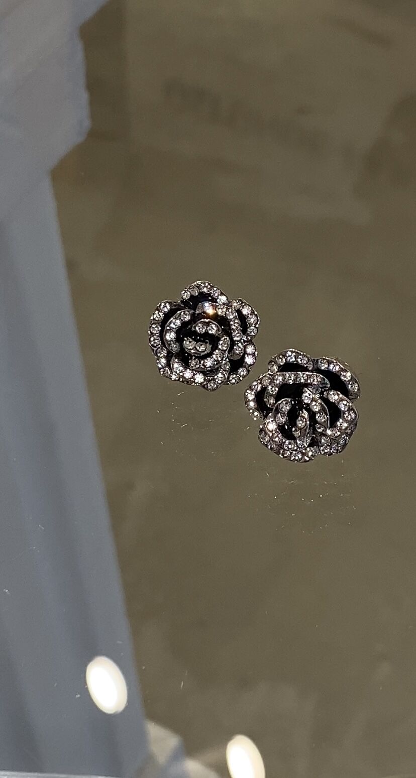 Taş detaylı siyah gül küpe