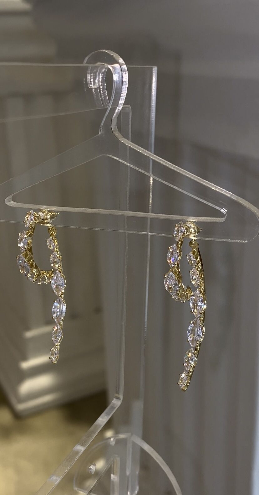 Sallantılı gold taşlı küpe