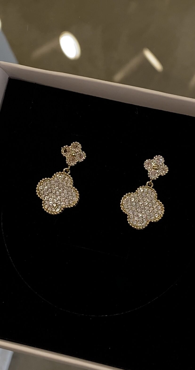 Taşlı yonca küpe gold