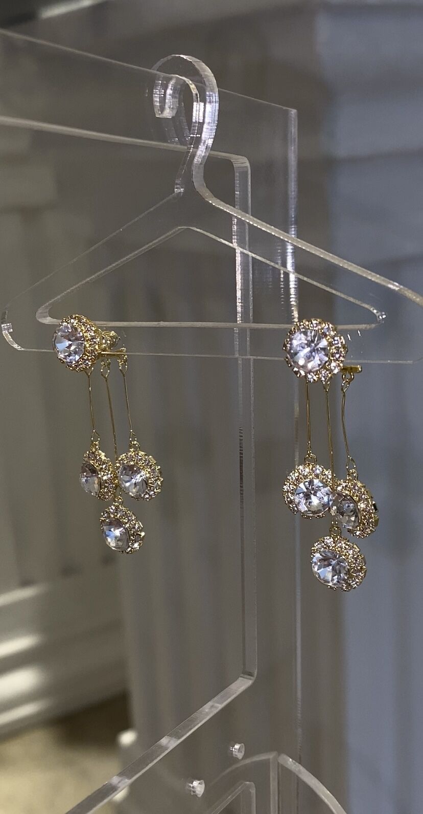 Taşlı sallantılı küpe gold renk