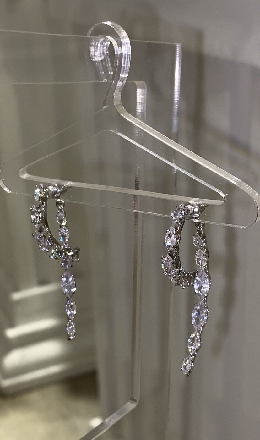 Sallantılı taşlı damla kesim küpe