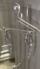 Sallantılı taşlı damla kesim küpe