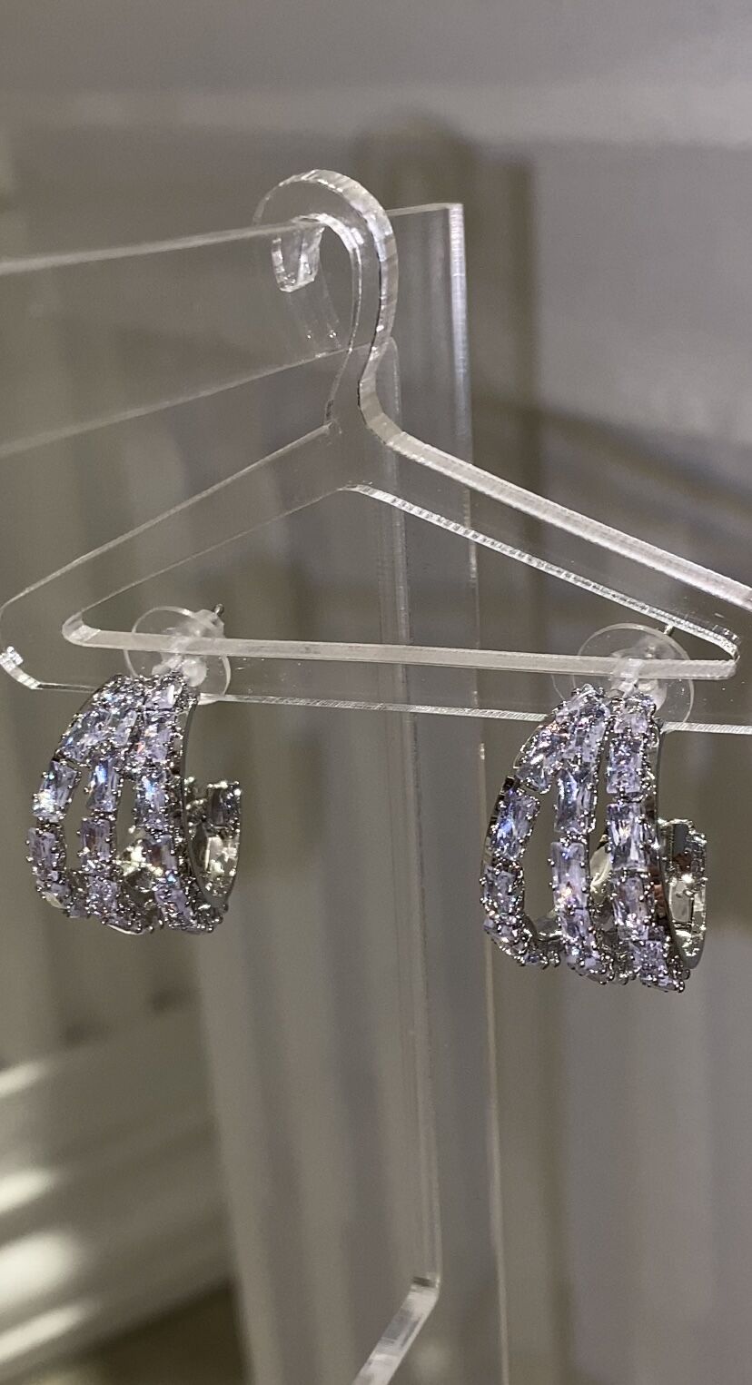 Üçlü görünümlü halka küpe