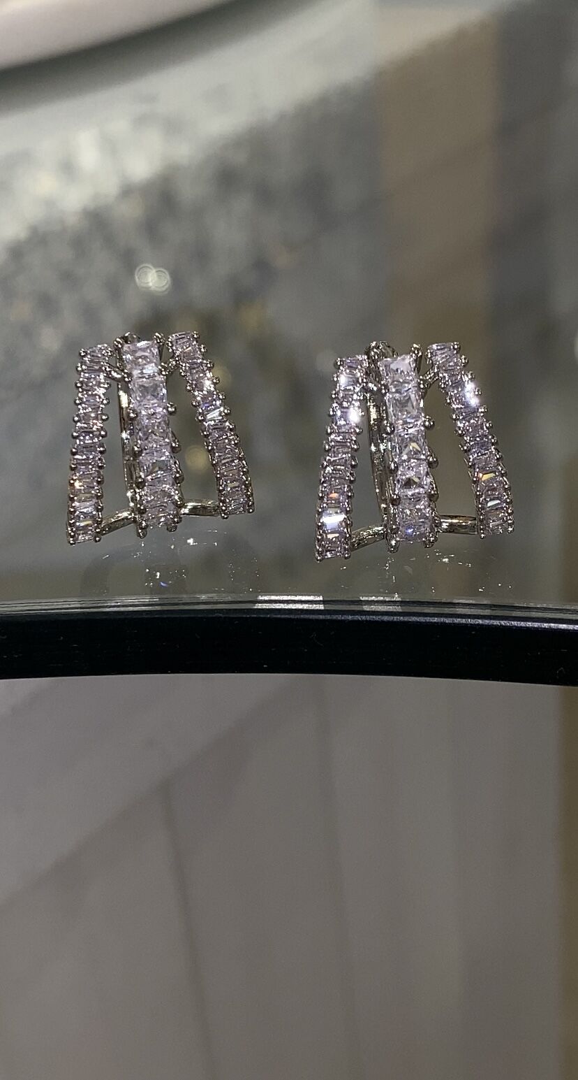 Çoklu görünümlü küpe