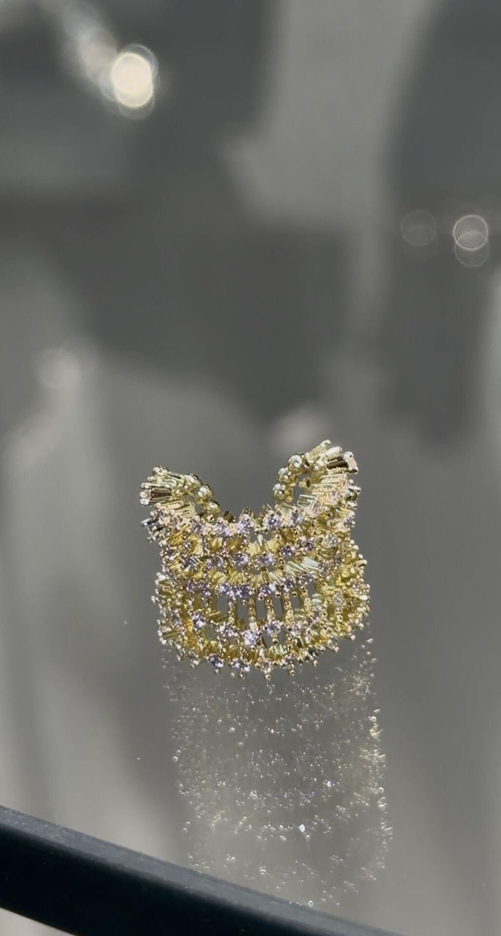Taşlı kıkırdak küpe gold renk