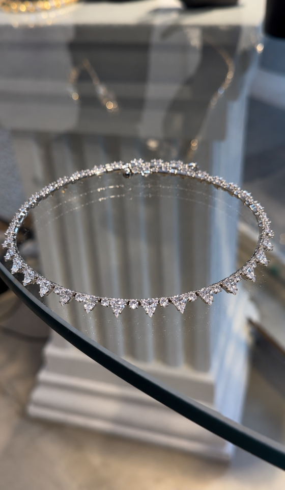 Üçgen detaylı esnek choker kolye
