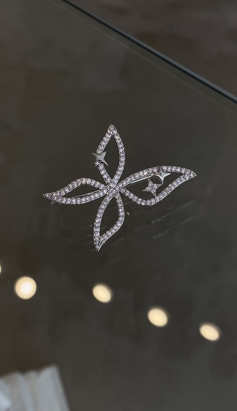 Kelebek kıkırdak küpe