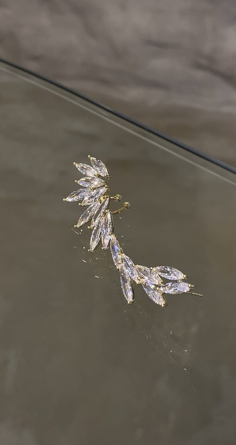 Taşlı kıkırdak küpe gold renk