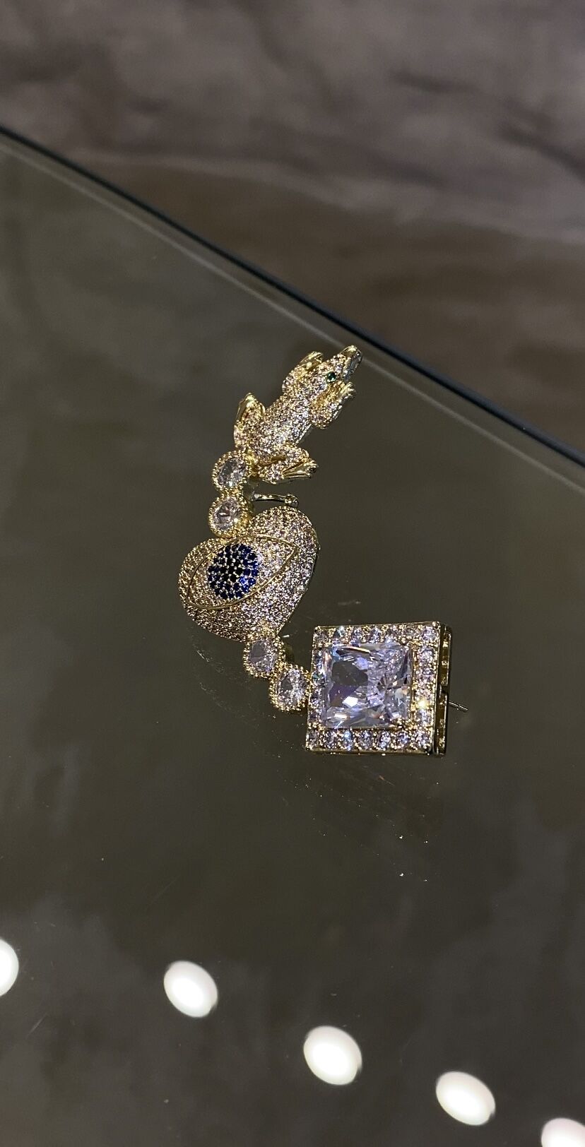 Taşlı kıkırdak küpe gold renk