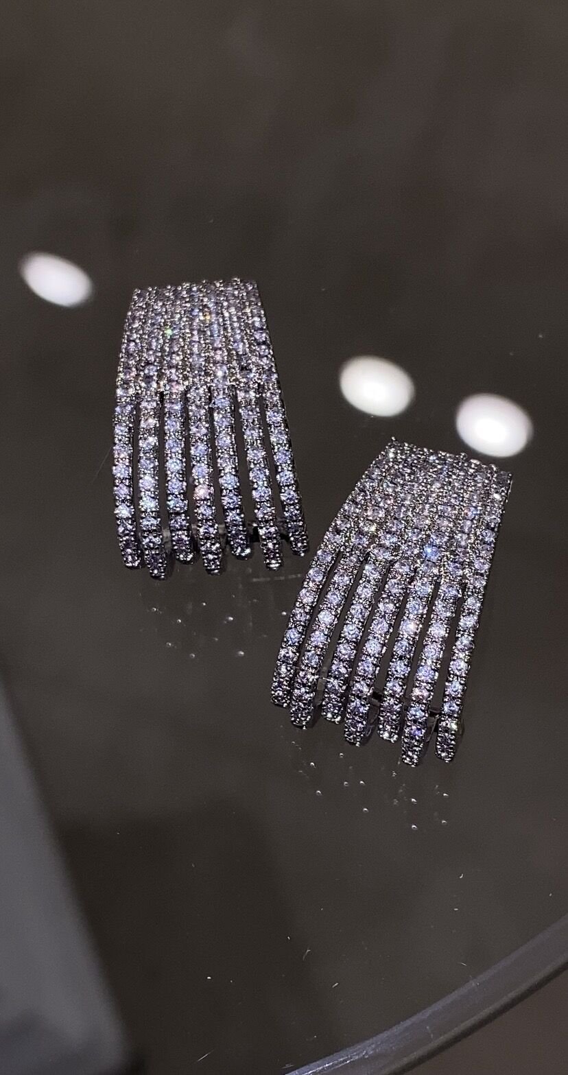 Çoklu görünümlü taşlı küpe